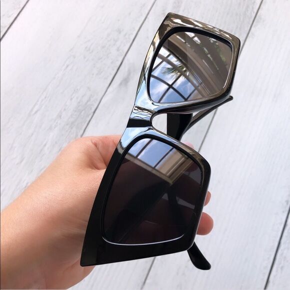 🔥Black Retro Cat Eye Sunnies - Picture 3 of 7